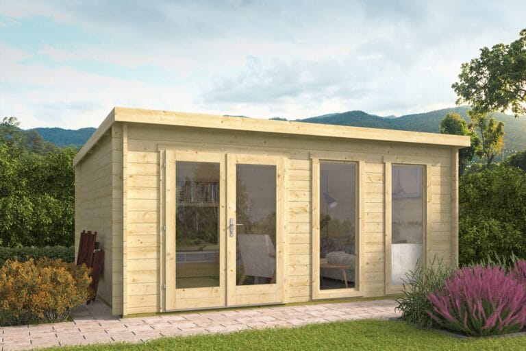 Deze ruime en strak vormgegeven blokhut van 500 x 400 cm combineert stijl en functionaliteit. Gemaakt van duurzaam, geschaafd vurenhout met een wanddikte van 40 mm en voorzien van isolatieglas (3-6-3 mm), is deze blokhut ideaal als tuinkantoor, hobbyruimte of luxe berging. Dankzij de flexibele opbouwoptie kunnen de deuren en ramen zowel links als rechts geplaatst worden – ideaal voor een indeling op maat. Kenmerken & Constructie: Totale afmetingen: 500 x 400 cm Fundering: 480 x 380 cm Wanddikte: 40 mm Nokhoogte: 230 cm Daktype: Lessenaarsdak (dakbedekking optioneel) Dakoppervlakte: 21 m² Indeling & Ruimte: Binnenruimte: 18,2 m² vloeroppervlak Totale oppervlakte: 18,2 m² Inhoud: 40,6 m³ Aantal ruimtes: 1 Materialen & Details: Materiaal: Onbehandeld, geschaafd en gedroogd vurenhout Deurtype: Dubbele deur, rechts scharnierend Glas: Isolatieglas (3-6-3 mm) Aantal ramen (vast): 2 Cilinderslot inbegrepen Afmeting hoekverbinding: 10 cm Opbouwvariant: Deuren en ramen zijn zowel links als rechts te plaatsen Extra: Niet geschikt voor dakpannen Voor wie op zoek is naar comfort, isolatie en een moderne uitstraling in de tuin 👉 Voor een volledige offerte kun je een afspraak maken of langskomen bij Blokhut.nl in Klazienaveen.