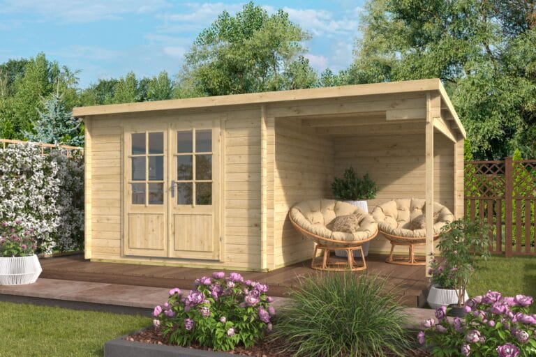 Deze moderne blokhut met lessenaarsdak en praktische zijkap combineert opbergruimte met een beschutte buitenplek. Met een wanddikte van 28 mm en een robuuste constructie van geschaafd en gedroogd vurenhout is dit een duurzame en stijlvolle toevoeging aan je tuin. De blokhut kan gespiegeld opgebouwd worden, waardoor je flexibiliteit hebt in de plaatsing van de overkapping. Kenmerken & Constructie: Afmetingen blokhut: 300 x 300 cm Fundering totaal: 480 x 280 cm Wanddikte: 28 mm Nokhoogte: 217 cm Totale oppervlakte: 12,9 m² Vloeroppervlakte binnen: 7,5 m² Overkapping aan zijkant: 5,4 m² Inhoud: 16,3 m³ Dakoppervlakte: 16,2 m² Materialen & Details: Materiaal: Onbehandeld, geschaafd en gedroogd vurenhout Daktype: Lessenaarsdak (dakbedekking optioneel) Deurtype: Dubbele deur, rechts scharnierend Glas: Enkel glas (4 mm) met losse roedes Afmeting hoekverbinding: 10 cm Cilinderslot inbegrepen Opbouwvariant: Kan gespiegeld opgebouwd worden Extra eigenschappen: Niet geschikt voor dakpannen Aantal ruimtes: 1 Ideaal voor een tuinlounge, fietsenstalling of hobbyruimte Met zijn doordachte indeling biedt deze blokhut het beste van binnen en buiten – functioneel én sfeervol. 👉 Voor een volledige offerte kun je een afspraak maken of langskomen bij Blokhut.nl in Klazienaveen.