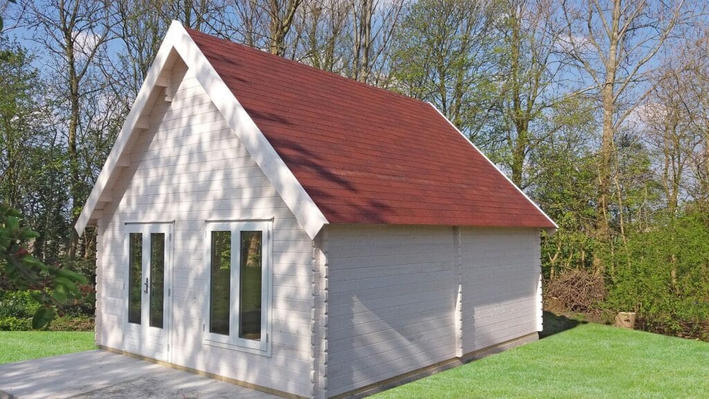 blokhut met rode dakshingles