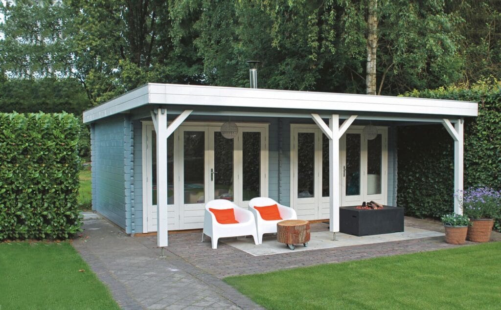 blokhut met witte boeidelen en groenblauw geverfd