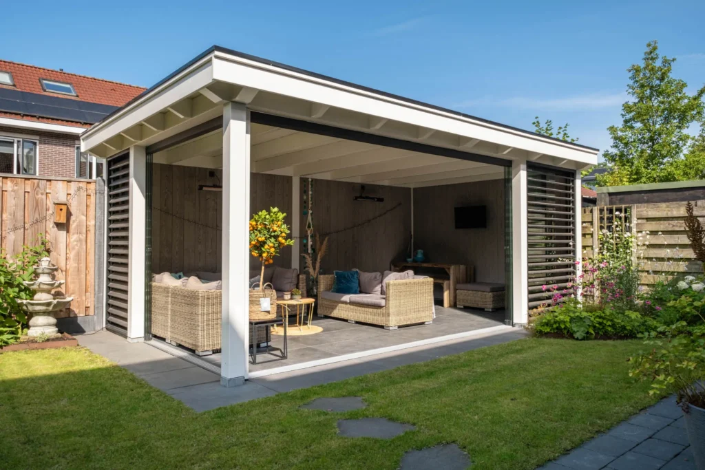 tuinhuis in het wit met zwarte elementen